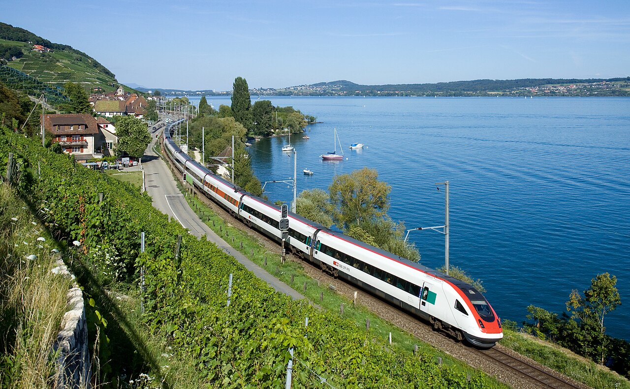 InterCity der SBB bei Twann